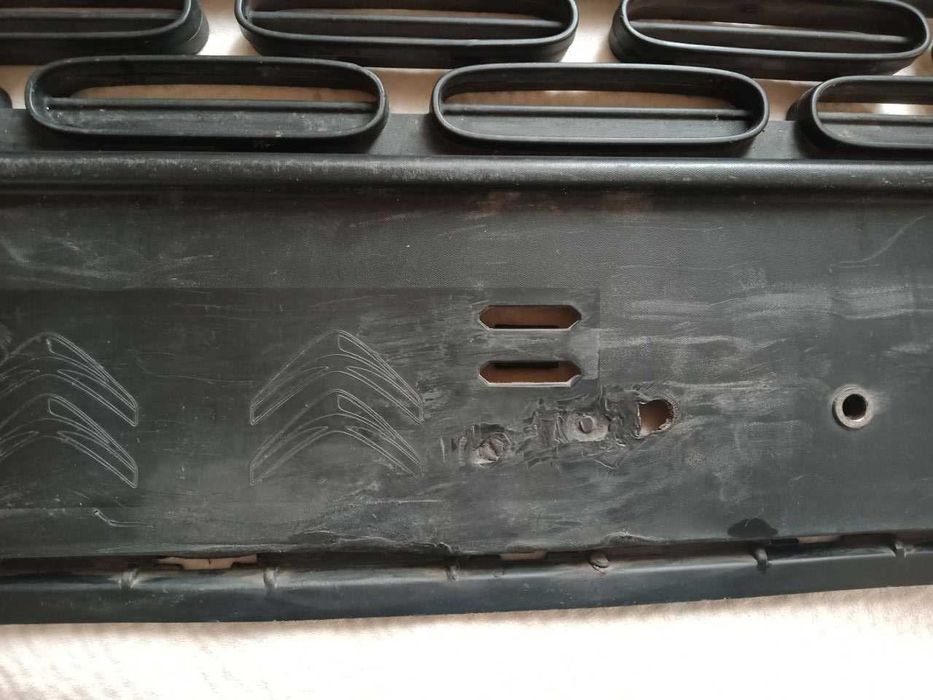 Решітка бамперу переднього Citroen C3