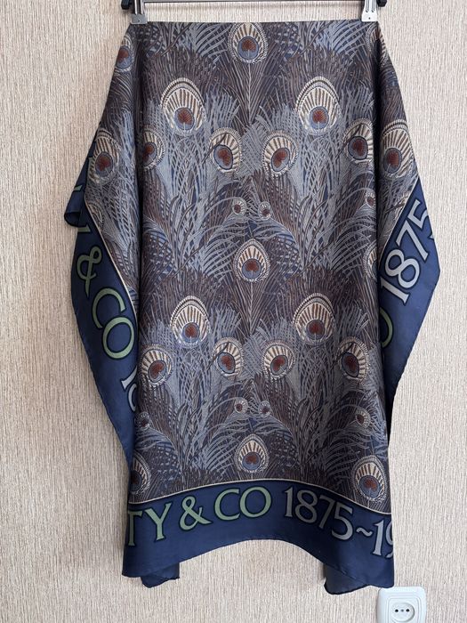 Вінтажна шовкова хустка liberty of london присвячена сторіччю бренду 1875-1975 , має фірмовий принт