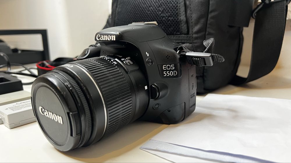 Canon EOS 550D + Objetiva 18-55mm IS | 2 Baterias + Bolsa | Bom Estado