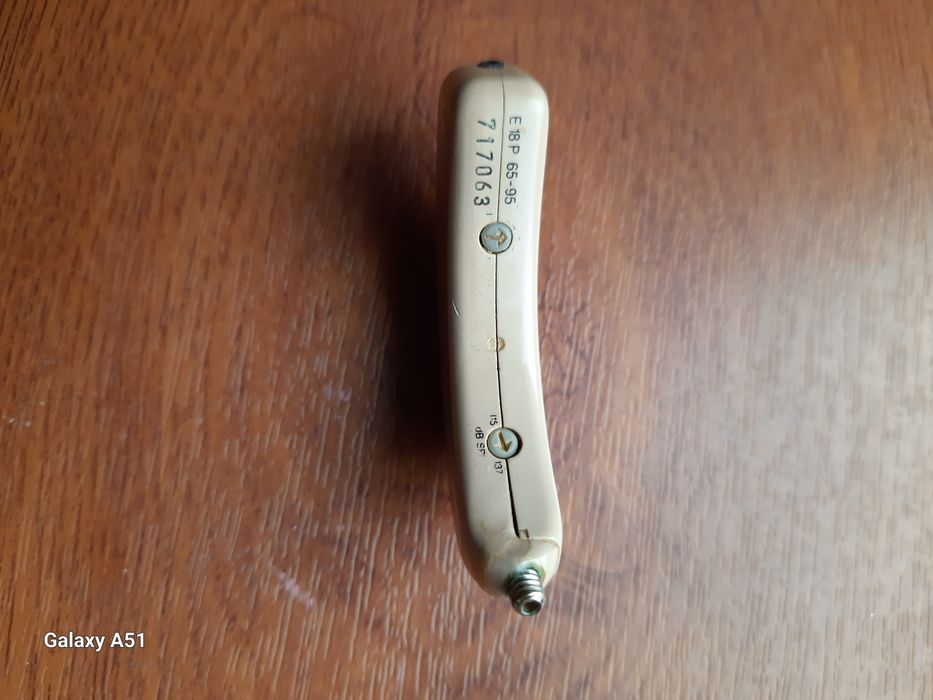 Слуховой аппарат на детали