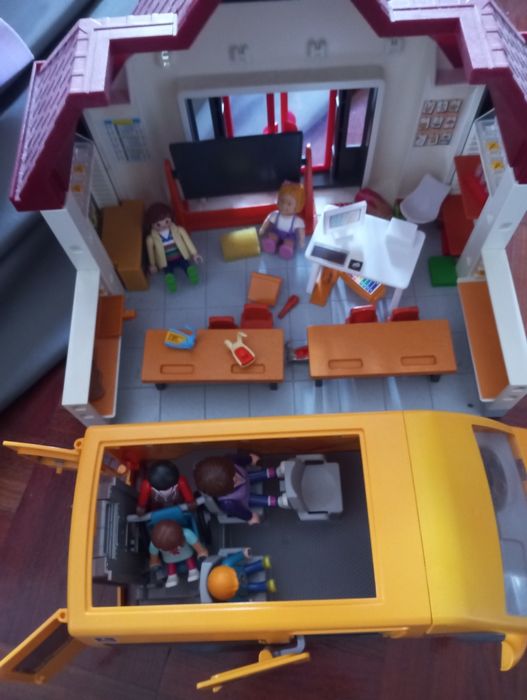 Carrinha e escola Playmobil