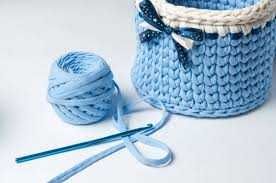 Trapilho azul escuro notas beges rolo inteiro + agulha crochet grande