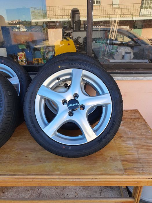 Vendo quatro jantes 15" com pneus novos.