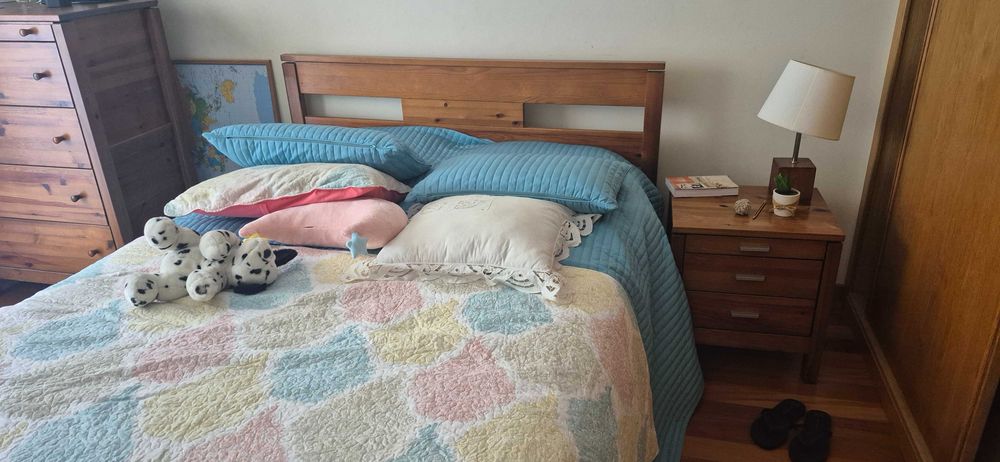 Cama de casal em madeira maciça