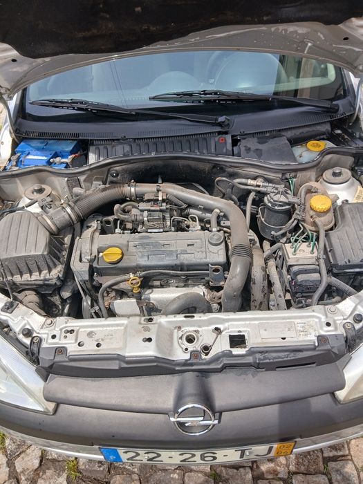 Vendo Opel Corsa 1.7 Dti, do ano 2002. Ótimo estado.