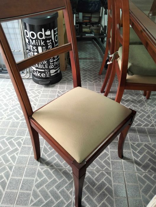 Mesa com tampo em vidro e 4 cadeiras