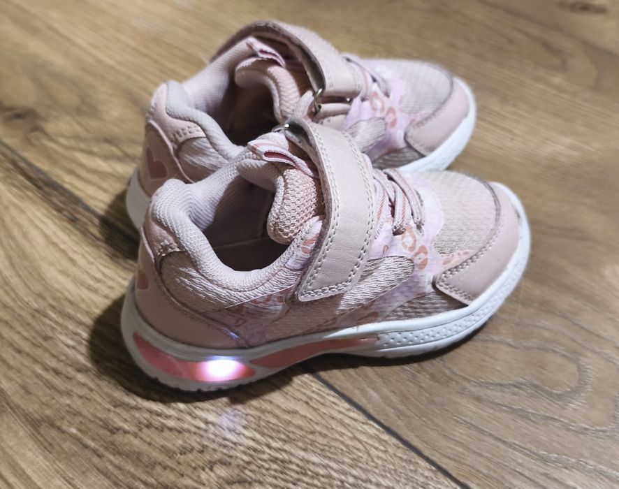 Lekkie adidaski dla dziewczynki r. 24