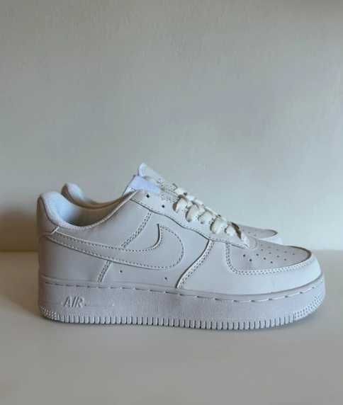 Buty sportowe męskie Nike Air Force 1 07 białe 37.5
