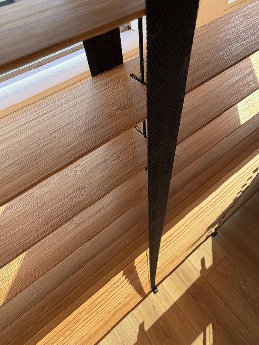 Żaluzje drewniane szerokosc 168cm , czarne tasmy