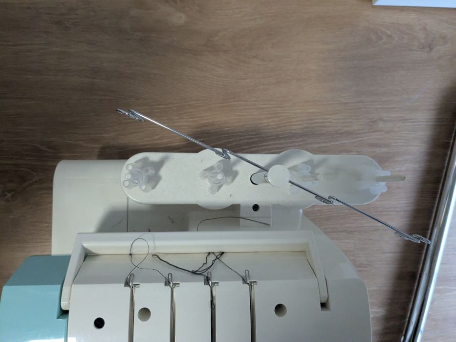 Máquina de costura Overlock Singer completa com acessórios como nova