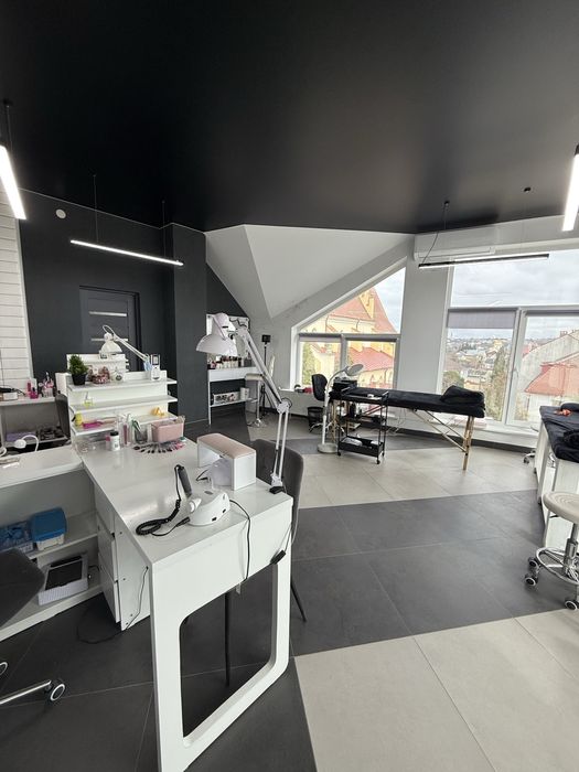 Продаж салону краси у Мостиськах