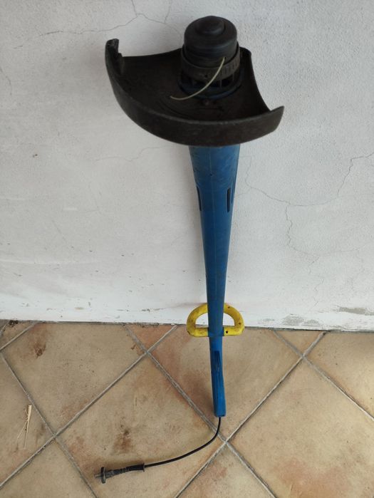 Corta relva elétrico aparador.