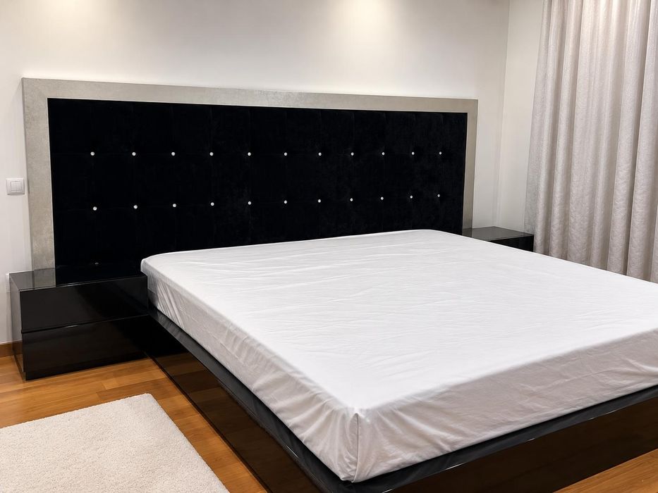 Cama de casal preta com estrado elevatorio