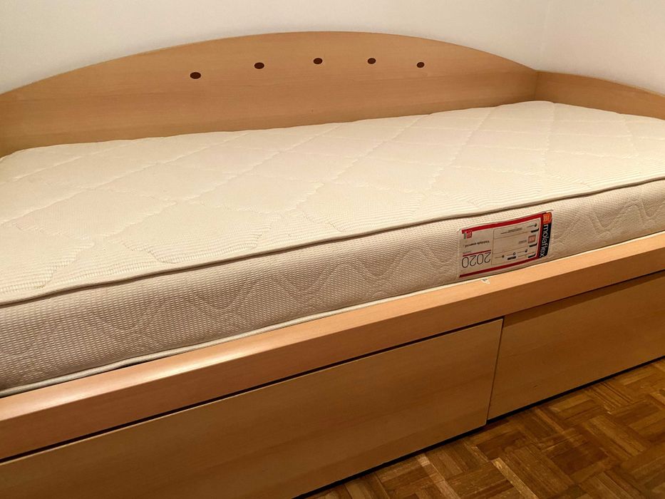 Cama, Colchão e mesa cabeceira