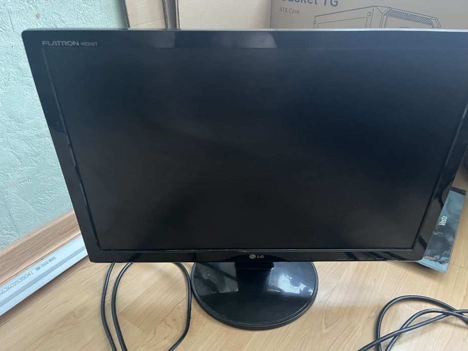 Komputer stacjonarny z monitorem