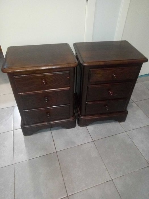 Mesas de cabeceira em madeira maciça castanho