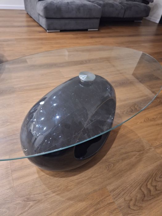 Mesa de centro / apoio (Tampo de vidro, base preta)