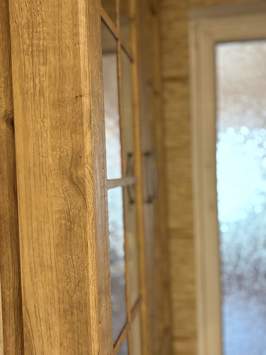 Wysoka witryna  z szufladami i dużo  półek