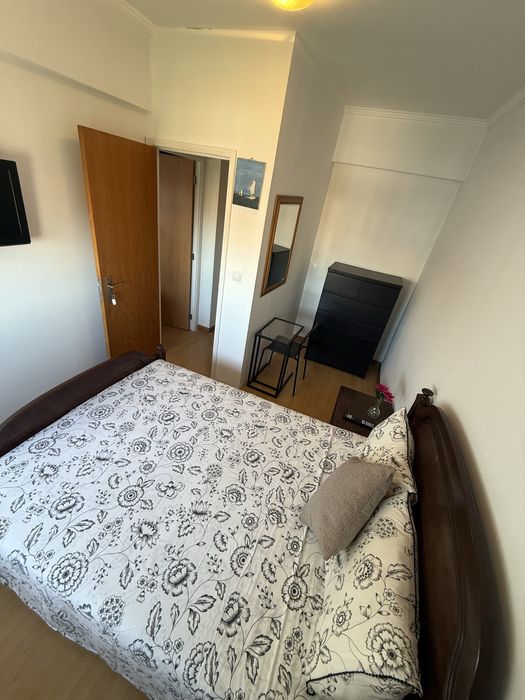 Quarto mobiliado solteiro/casal no centro da Moita próx. Camara municipal