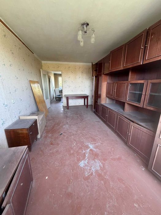 Продам 2 кімнатну квартиру на середньому поверсі