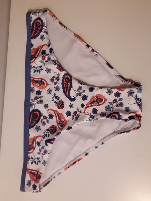 Biquini roxo e branco