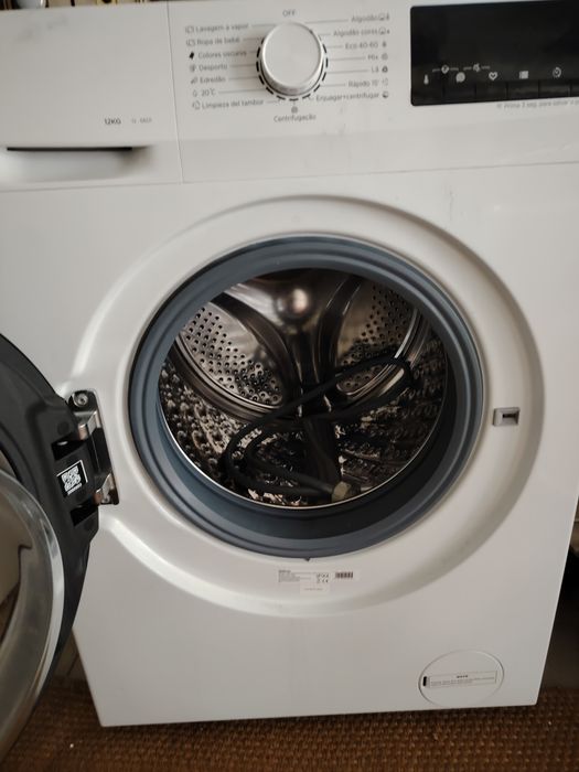 Máquina de lavar roupa 12kg, como nova, usada poucas vezes