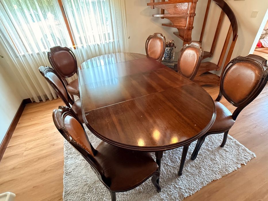 Conjunto sala completo(mesa + 6 cadeiras + cristaleira/ aparador) clássico e em bom estado