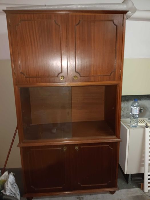 Móvel de sala com duas portas de vidro