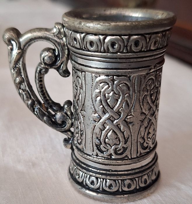 Caneca miniatura em estanho com a coroa e imagem da Virgem del Rocio