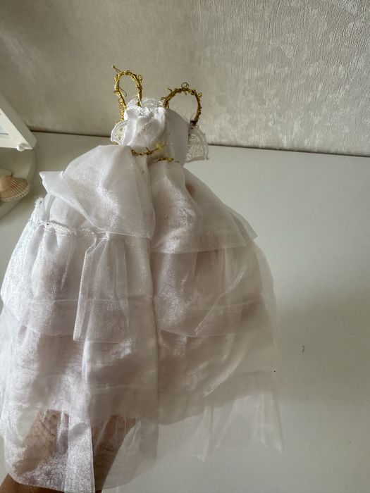 Продам речі для барбі- біле плаття. Barbie.