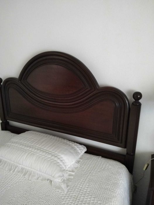 Cama de casal em madeira