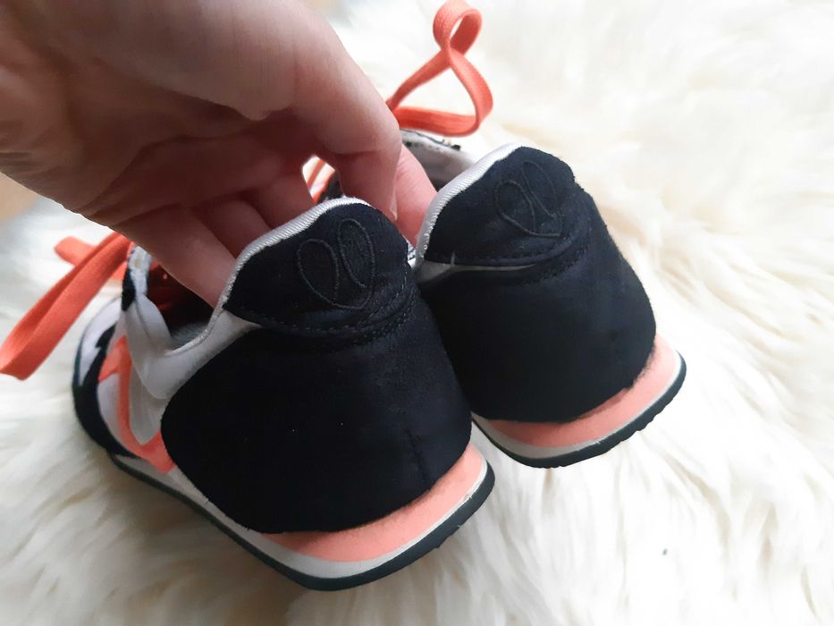 czarno-białe buty sportowe adidasy lekkie zamszowe neon Cropp 36