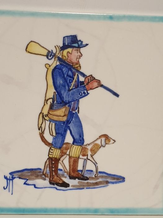 Antigo azulejo em faiança suíça com motivo de caça pintado à mão