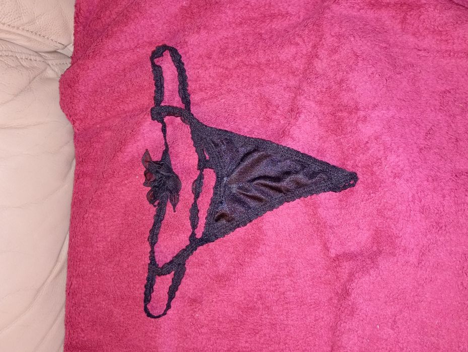 Stringi Lingerie nowe czarne r. S/M z różą z przodu.