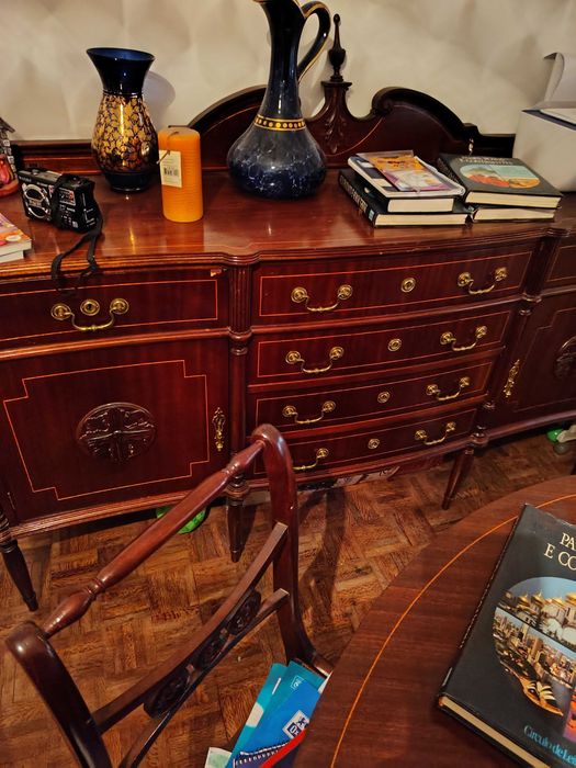 mobiliário de sala em estilo antigo, em bom estado de conservação.