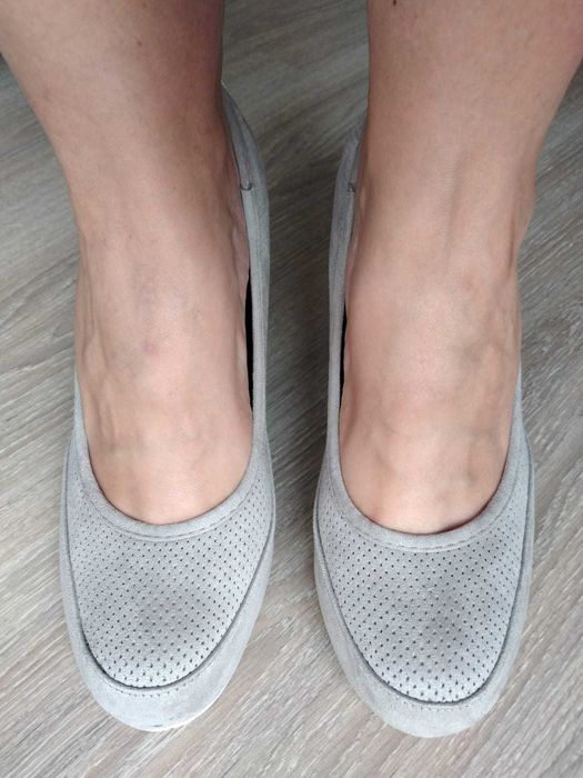Buty na koturnie.
