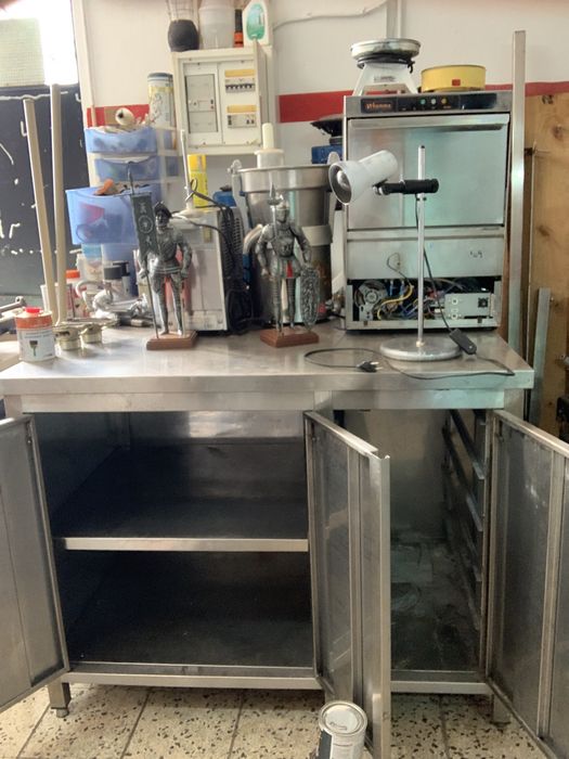 Closed counter with swing doors64584347242881120