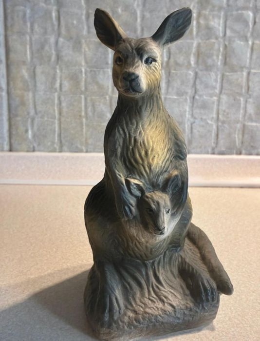 Figurka ceramiczna kangura – symbol miłości mamy i dziecka 17,5cm