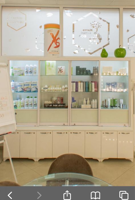 Шафа вітрина для косметики, що закривається на ключ