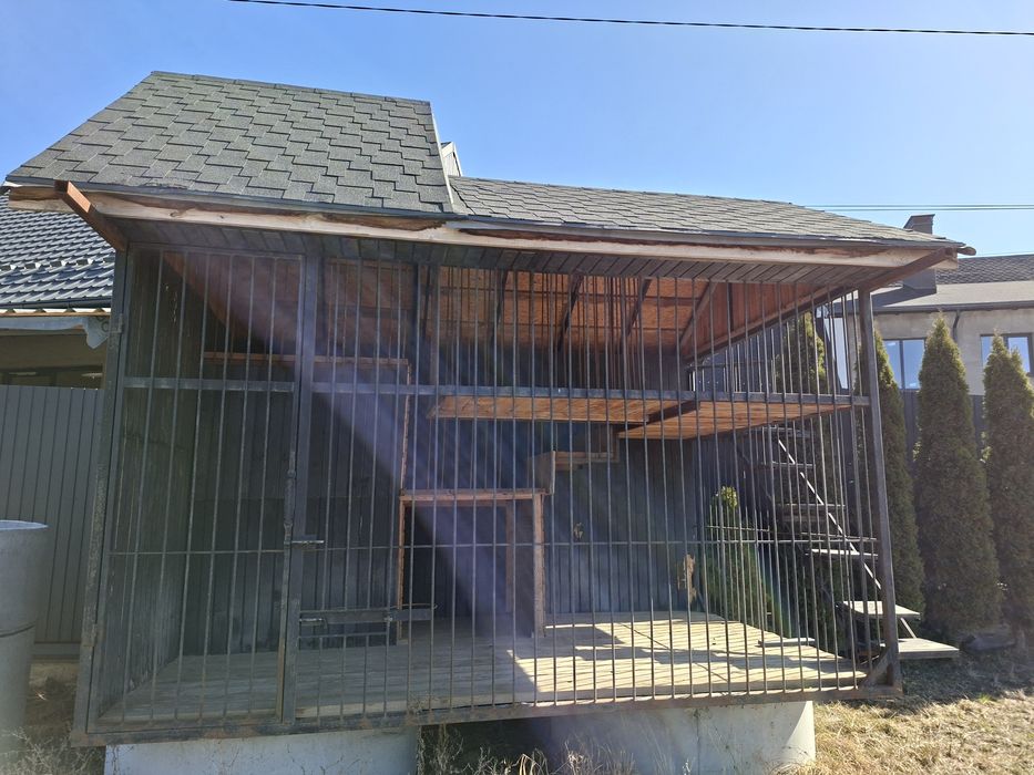 Продам вольєри і будку.