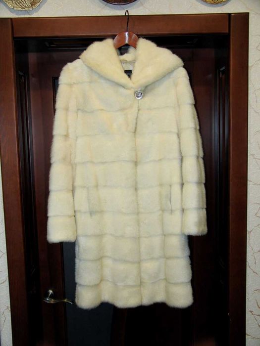 Продам норковую шубу с капюшоном