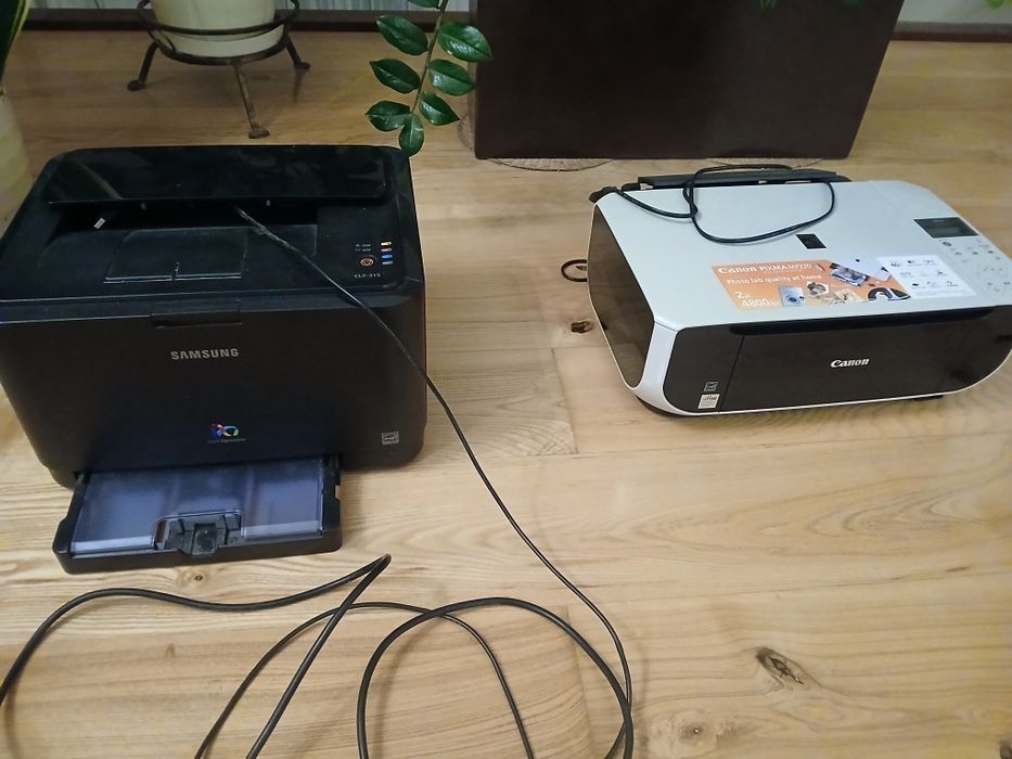 dwie drukarki działające atramentowe