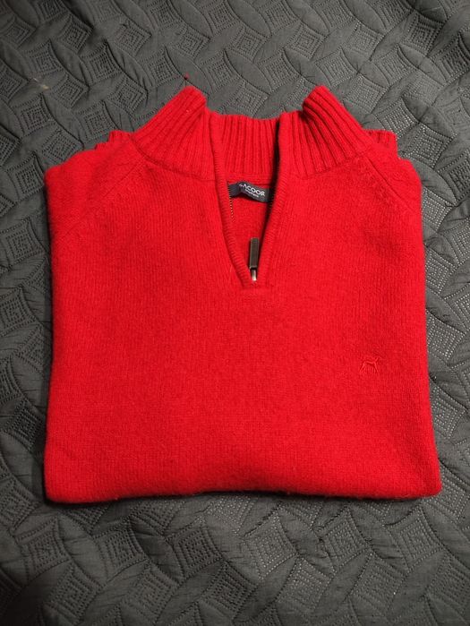 Camisola vermelha, de gola alta, com fecho  Sacoor