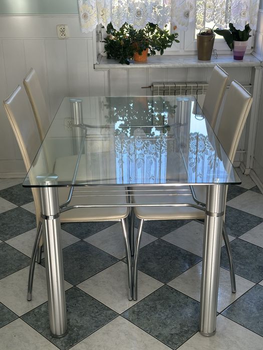Szklany stol z czterema krzeslami 135x80x74