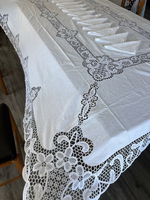 Toalha de mesa em linho com bordado richelieu e 12 guardanapos