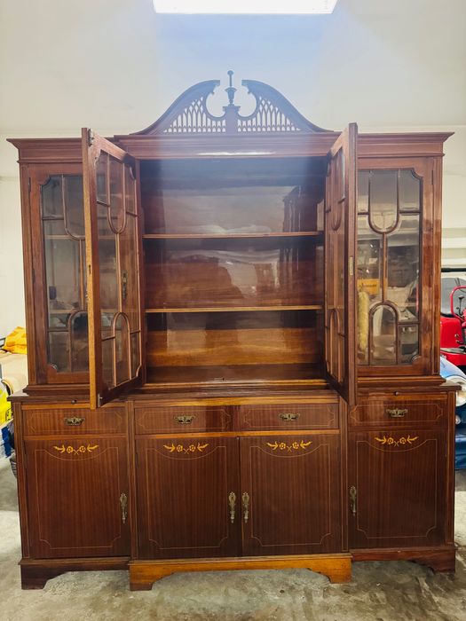 Cristaleira e aparador em muito bom estado . Madeira maciça.