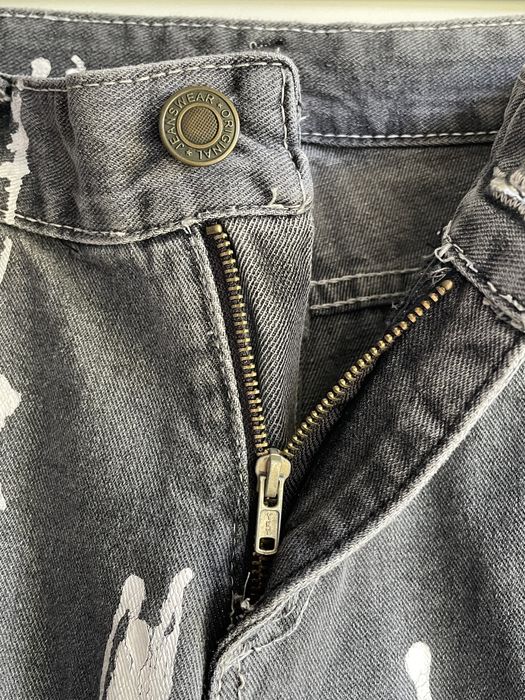 Luźne baggy szare jeansy z dziurami i nadrukiem