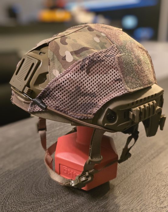 Hełm ASG  Strike System Fast-desert wraz z pokrowcem Emerson MultiCam