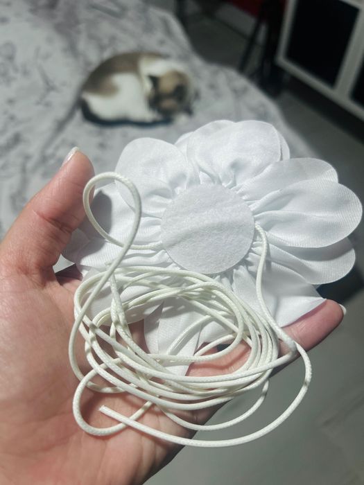 Colar branco com flor *novo*