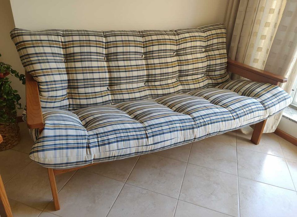 Conjunto Sofá 3 Lugares + Poltrona em Madeira + Almofadões